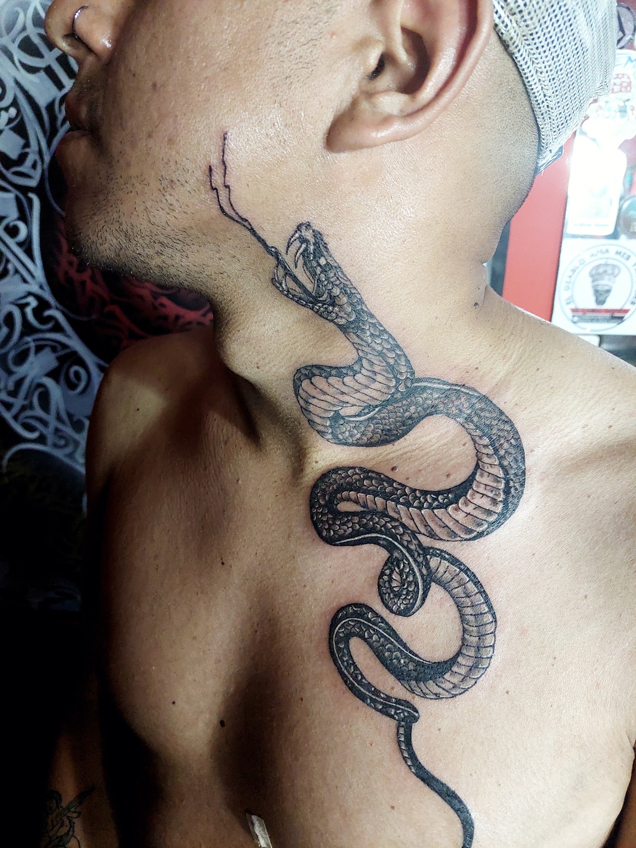 Tatuaje de serpiente en cuello - Smitaaj Tattoo